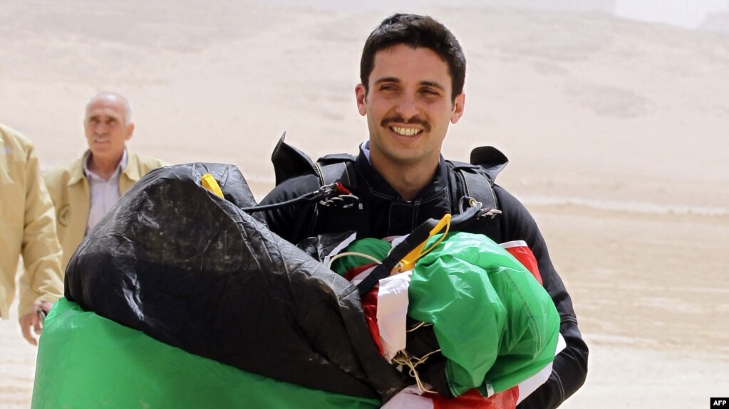 资料照片:担任约旦航空运动俱乐部会长的哈姆扎亲王在瓦地伦沙漠宣布开始“约旦高空跳伞”活动。(2012年4月17日)(photo:VOA)