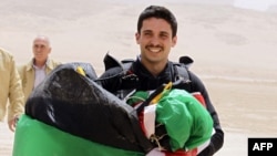 擔任約旦航空運動俱樂部會長的哈姆扎親王在瓦地倫沙漠宣布開始“約旦高空跳傘”活動。(2012年4月17日)