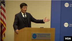 藏人行政中央司政洛桑森格在美国国家民主基金会发表演讲。(2018年11月13日)