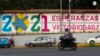 Un motociclista pasa frente a un cartel en una pared en Managua, capital de Nicaragua, en noviembre de 2021, tras las discutidas elecciones que dieron la victoria al Nadiel Ortega. [Foto: VOA/Houston Castillo]