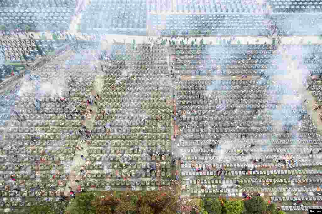 중국 장시성 푸저우 시 공동묘지에서 청명절을 맞아 성묘객들이 복을 비는 의미로 가짜 돈을 태우고 있다. 상공에서 촬영한 모습.