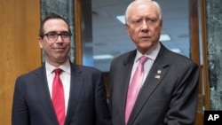 Steve Mnuchin (izquierda) fue uno de los aprobados por la Comisión de Finanzas del Senado, presidida por Orrin Hatch. Mnuchin ha sido nominado a secretario del Tesoro.