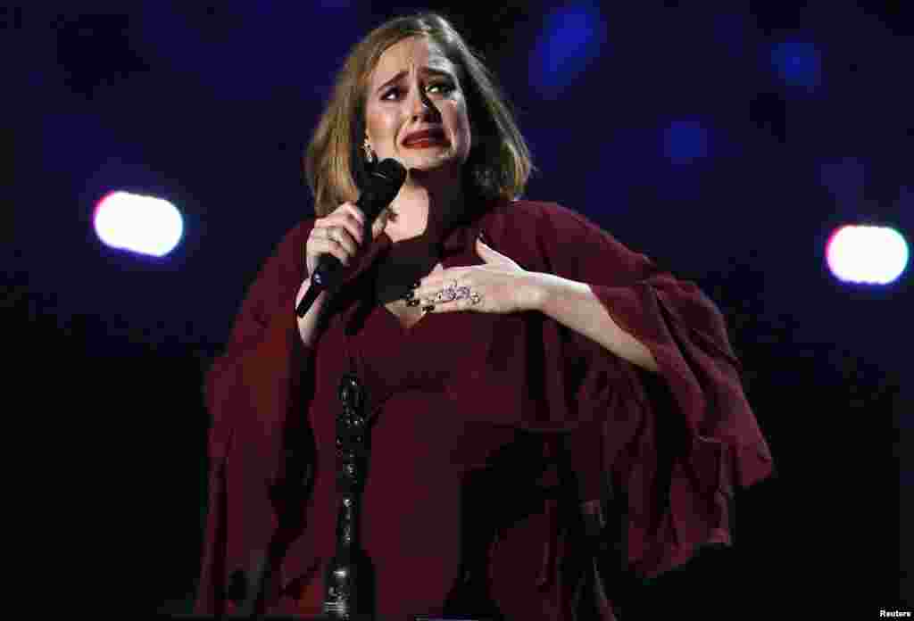 តារាចម្រៀង Adele បង្ហាញក្តីរំភើប នៅពេលនាងទទួលបានរង្វាន់ Global Succes Award នៅពិធីប្រគល់ពានរង្វាន់ BRIT Awards នៅមជ្ឈមណ្ឌល O2 Arena ក្នុងក្រុងឡុងដ៍ កាលពីថ្ងៃទី២៤ ខែកុម្ភៈ ឆ្នាំ២០១៦។ 