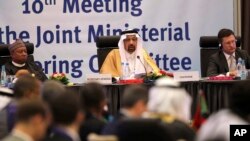 Menteri Energi Arab Saudi Khalid al-Falih (tengah) berbicara dalam sidang ke-10 Komite Bersama Menteri OPEC untuk memonitor pengurangan produksi minyak. Pertemuan berlangsung di Aljazair, 23 September 2018.