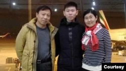 2018年初，不满19岁的包卓轩在经历了被摄像头和保安人员两年的全天候监视之后，获准离开中国前往澳大利亚求学。图为他离开前，在北京首都国际机场和妈妈王宇、爸爸包龙军在一起。（本人提供）