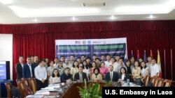 ເອກ​ອັກ​ຄ​ະລັດ​ຖະ​ທູດ ສ​ຫລ ປະ​ຈຳ ສ​ປ​ປ ລາວ ທ່ານ​ນາງ​ຣິ​ນາ ບິດ​ເຕີ (ທີ 4 ຈາກ​ຊ້າຍແຖວ​ໜ້າ) ແລະ​ຄະ​ນະ ຖ່າຍ​ຮູບ​ຮ່ວມ​ກັນ ໃນ​ວັນສະເຫຼີມສະຫຼອງເປີດໂຄງ ການ ນັກວິທະຍາສາດ ໄວໜຸ່ມ ​ຂອງຂໍ້​ລິ​ເລີ່​ມ​ແມ່​ນ້ຳຂອງ​ຕອນ​ລຸ່ມ ກັບສະຫະລັດ ຫຼື Lower Mekong Initiative Young Scientists Program.