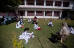 Para pelajar di Kashmir belajar di luar ruang kelas di Srinagara, di wilayah Kashmir yang dikuasai India, 21 September 2020. (Foto: AP)