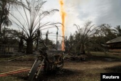 Kerusakan yang disebabkan oleh kebakaran dari sumur minyak ilegal yang terbakar terlihat di Ranto Peureulak, Provinsi Aceh, Indonesia. (Foto: dok).