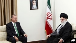 Pemimpin tertinggi Iran, Ayatollah Ali Khamenei (kanan) menerima kunjungan PM Turki Recep Tayyip Erdogan di Teheran, Iran hari Rabu (29/1). 