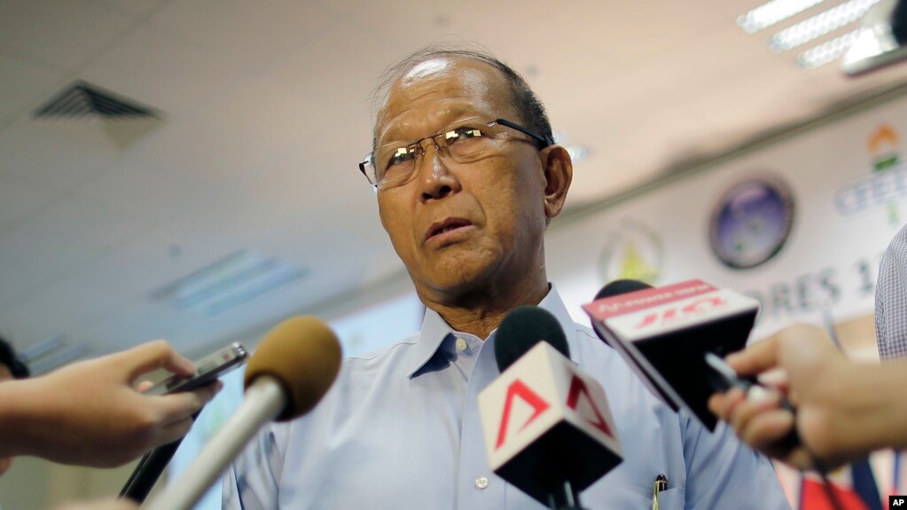 Bộ trưởng Quốc phòng Delfin Lorenzana nói ông "quan ngại" về các hoạt động của tàu khảo sát Trung Quốc.