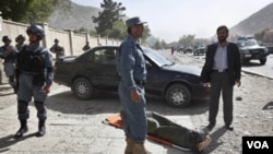 Fuerzas de seguridad afganas junto al cuerpo de uno de los talibanes suicidas este sábado en Kabul.