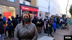 英国人Kayla路过香港人集会时停下来表达支持（美国之音特约记者郑乐捷）