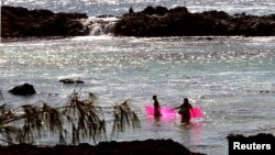 미국 하와이주 해변에서 해수욕을 즐기는 사람들. (자료사진)