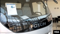 A truck on display at Foton's showroom in Kampala, Uganda, where the Chinese company plans to open a manufacturing plant, June 20, 2013. (VOA News - H. Heuler)