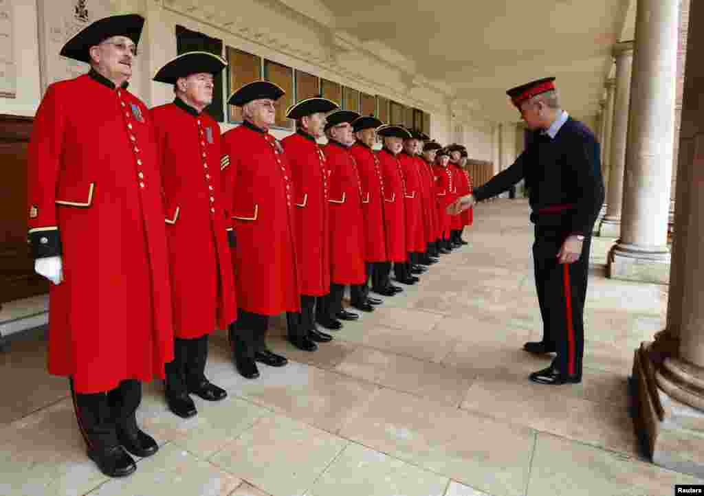 Narednik Pearse Lally vr&scaron;i smotru počasne straže Chelsea Pensioners-a koji će učestvovati u odavanju po&scaron;asti prilikom sahrane biv&scaron;e britanske premijerke Margaret Thatcher.