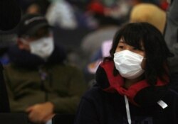 Para penumpang China Eastern Airlines untuk penerbangan ke Shanghai, China, menunggu naik pesawat di Bandara Soekarno-Hatta, Tangerang, Banten, 5 Februari 2020. (Foto: Reuters)