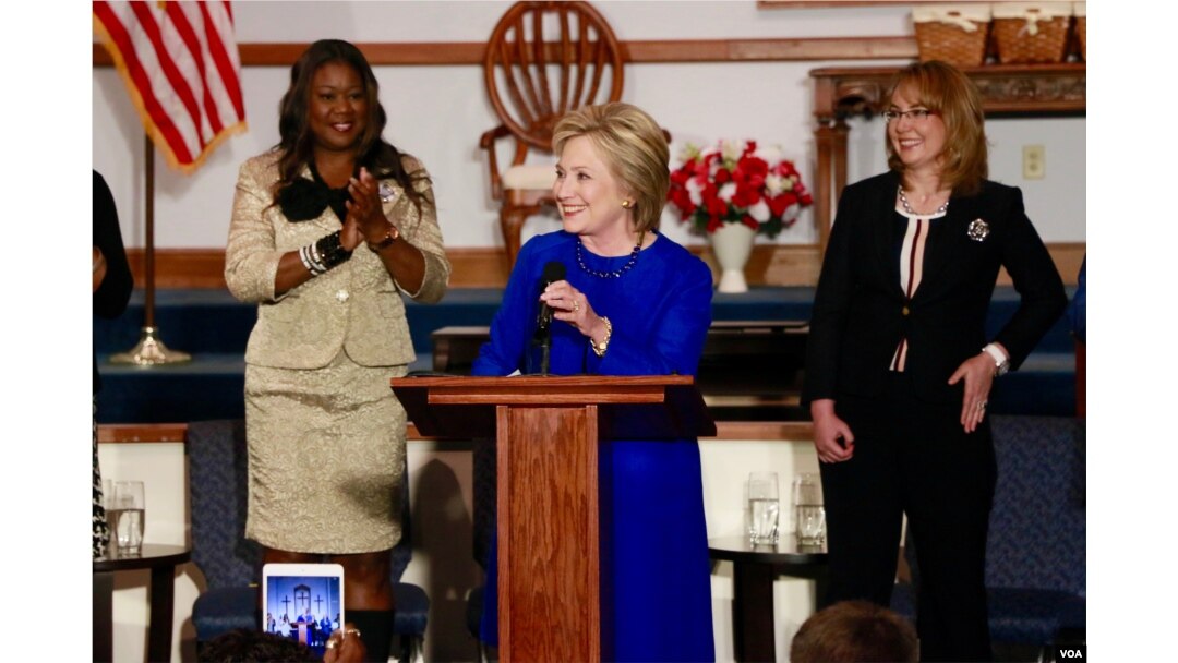 Democratic presidential candidate Hillary Clinton speaks at Central Baptist Church in Columbia, S.C., joined by Sybrina Fulton, left, the mother of shooting victim Trayvon Martin, and former U.S. Representative Gabrielle Giffords. (B. Allen/VOA)