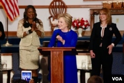 Democratic presidential candidate Hillary Clinton speaks at Central Baptist Church in Columbia, S.C., joined by Sybrina Fulton, left, the mother of shooting victim Trayvon Martin, and former U.S. Representative Gabrielle Giffords. (B. Allen/VOA)
