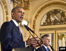 President Barack Obama (L) and Argentinian President Mauricio Macri deliver a joint press conference at the Casa Rosada presidential palace in Buenos Aires on March 23, 2016.