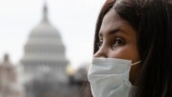 Una mujer se cubre el rostro con un tapabocas en las proximidades del Congreso de EE.UU., en Washington.