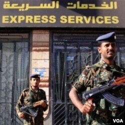 Tentara Yaman menjaga kantor jasa pengiriman paket UPS (United Parcel Service) di ibukota Sana'a.