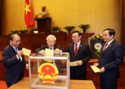 Người của Đảng Cộng sản Việt Nam nắm tất cả các chức vụ trong quốc hội và chính phủ.