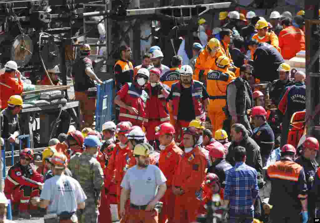 Miners and members of rescue services wait outside a coal mine in Soma, western Turkey, May 15, 2014.