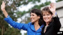 Bà Nikki Haley, trái, và ứng cử viên phó Tổng thống Sarah Palin