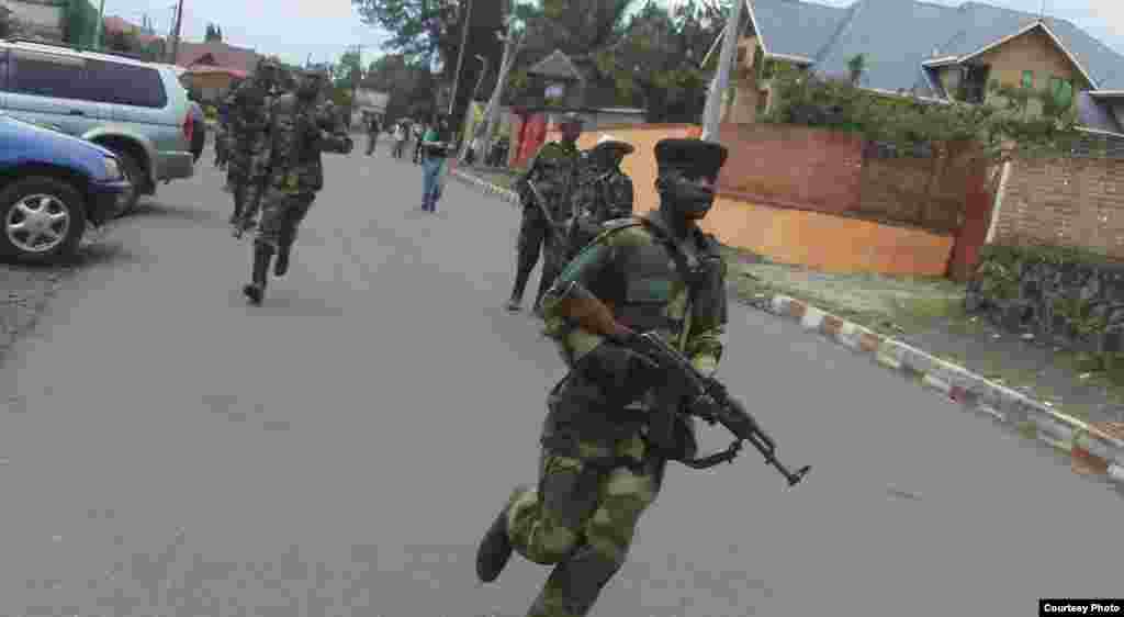 2012年11月20日，剛果民主共和國重鎮戈馬街頭的&ldquo;3月23日運動&rdquo;(M23)反政府武裝成員。(A. Malivika/VOA)