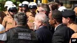 Former Brazilian president Luiz Inacio Lula da Silva, center front, arrives at the Federal Justice building in Curitiba, Brazil, Sept. 13, 2017.