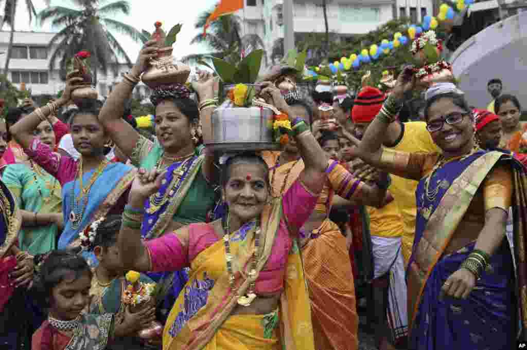 زنان ماهیگیر هندی در جشنوارۀ نارلی پورنیما در شهر ممبئی&nbsp;