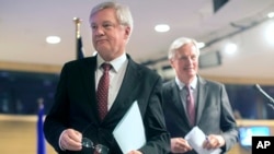 European Union chief Brexit negotiator Michel Barnier, right, and British Secretary of State for Exiting the European Union David Davis leave after a media conference at EU headquarters in Brussels, Belgium, Sept. 28, 2017. 
