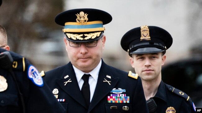 在美国国家安全委员会任职的军官文德曼中校抵达国会山。(2019年10月29日)