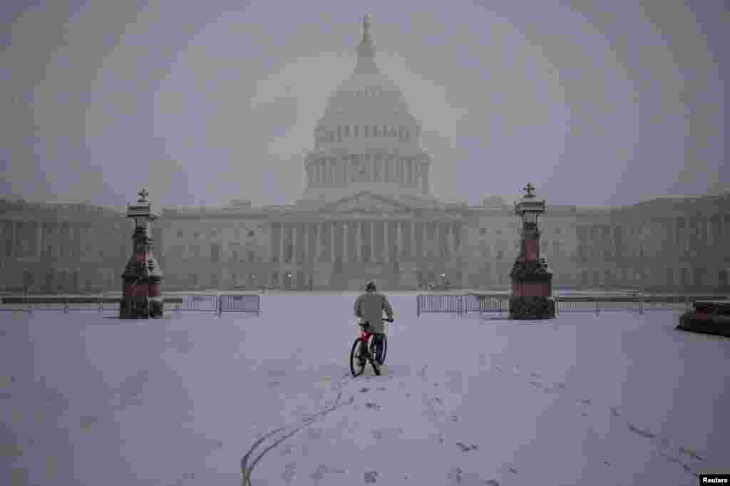 Un ciclista recorre East Front Plaza durante la tormenta de nieve en Capitol Hill en Washington DC.