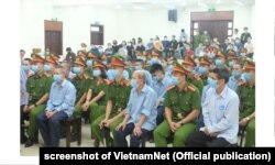 Các bị cáo tại phiên xét xử về vụ án xuất phát từ tranh chấp đất đai ở Đồng Tâm, Hà Nội (ảnh ngày 10/9 của VietnamNet)
