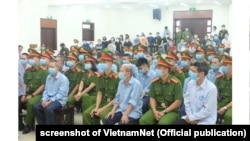 Các bị cáo tại phiên xét xử về vụ án xuất phát từ tranh chấp đất đai ở Đồng Tâm, Hà Nội (ảnh ngày 10/9 của VietnamNet)