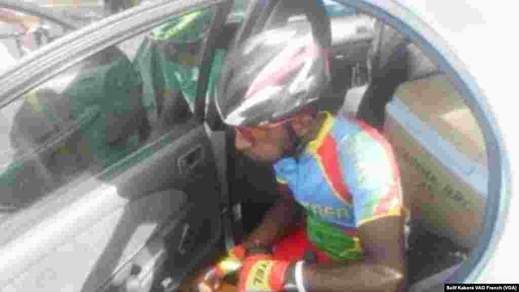 L'erythréen Michael Habtom, vainqueur de la 5e étape koudougou-Boromo, 3 Novembre 2015, Photo Salif Kaboré, VOA French