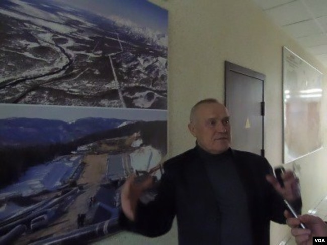 俄罗斯西伯利亚托木斯克一所大学的教师在图片前介绍通向中国的石油和天然气管道如何铺设。这所大学的许多学生将从事俄中油气管道的维护服务。(美国之音白桦拍摄)