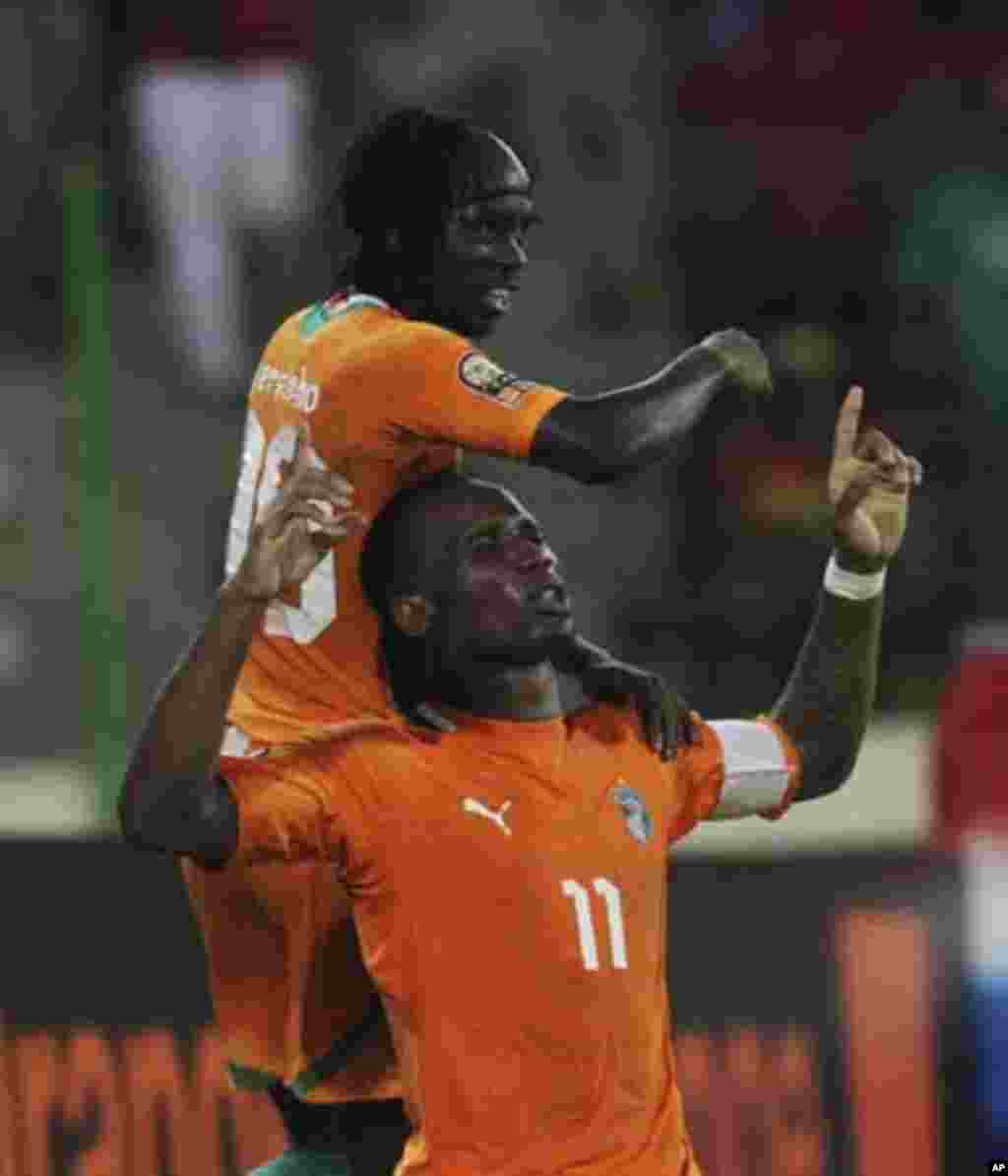 Didier Drogba (R) of Ivory Coast celebrates with teammate Yao Kouassi Gervinho after scoring against Equatorial Guinea during their quarter-final match at the African Nations Cup soccer tournament in Malabo February 4, 2012.