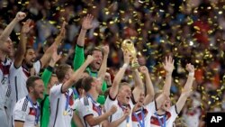 Bastian Schweinsteiger akibeba juu Kombe la Dunia akiwa na wenzake
