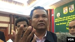 រូបឯកសារ៖ លោក ម៉ន ផល្លា ប្រធាន​ប្រតិបត្តិ​រាជធានី​ភ្នំពេញ និង​ជា​តំណាង​គណបក្ស​សង្គ្រោះ ជាតិ កំពុង​ផ្តល់​បទសម្ភាសន៍​ដល់​អ្នកសារព័ត៌មាន ដោយ​មាន​បង្ហាញ​ពី​ម្រាម​ដៃនាង​ដែល​លោក​បាន​ជ្រលក់​ថ្នាំ និង​អាច​លាង​ឲ្យ​រលុប​ច្រើន ក្នុង​​​សន្និសីទ​សារព័ត៌មាន​របស់​ គ.ជ.ប នា​ថ្ងៃទី​១៧ ខែ​ឧសភា ឆ្នាំ​២០១៧។ (កាន់ វិច្ឆិកា/VOA)