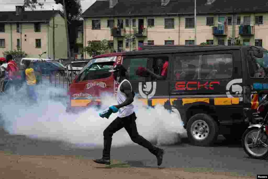 افریقی ملک کینیا میں لاک ڈاؤن کی خلاف ورزی کرنے والے شخص کی مبینہ طور پر پولیس تشدد سے ہلاکت پر ہنگامے شروع ہو گئے۔ پولیس نے مظاہرین کو منتشر کرنے کے لیے آنسو گیس کا بھی استعمال کیا۔ &nbsp;