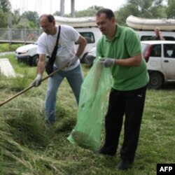 Gradonačelnik Niša Miloš Simonović(D) čisti kej pored reke Nišave u toku radne akcije "Veliko spremanje Srbije".