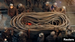 Para buruh mempersiapkan peralatan di sebuah tambang batubara di China (foto: dok). Insiden tambang di China tahun lalu mengakibatkan lebih dari 1.000 orang tewas atau hilang.