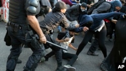 Người biểu tình và cảnh sát chống bạo động đụng độ trong lúc ngọn đuốc Olympic được rước qua Niteroi, Brazil, ngày 2/8/2016.