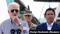 Američki predsjednik Joe Biden u društvu guvernera Floride Rona DeSantisa obilazi dio područja ugrožena uraganom Ian (Foto: Reuters/Evelyn Hockstein)