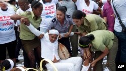 Mujeres policías arrestaron a integrantes de las Damas de Blanco en La Habana, Cuba, el domingo, 20 de marzo de 2016.