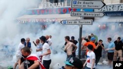 La police française disperse les supporters anglais à coup de gaz lacrymogène à Marseille, France, 10 juin, 2016. (AP photo / Darko Bandic)