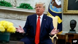 El presidente Donald Trump habla con periodistas en la Oficina Oval, el miércoles 11 de septiembre de 2019. AP/Evan Vucci.