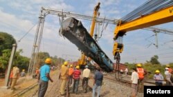 Một toa tàu bị phá hủy được chuyển đi sau khi trật bánh ở Andhra Pradesh, Ấn Độ, ngày 22/1/2017. 